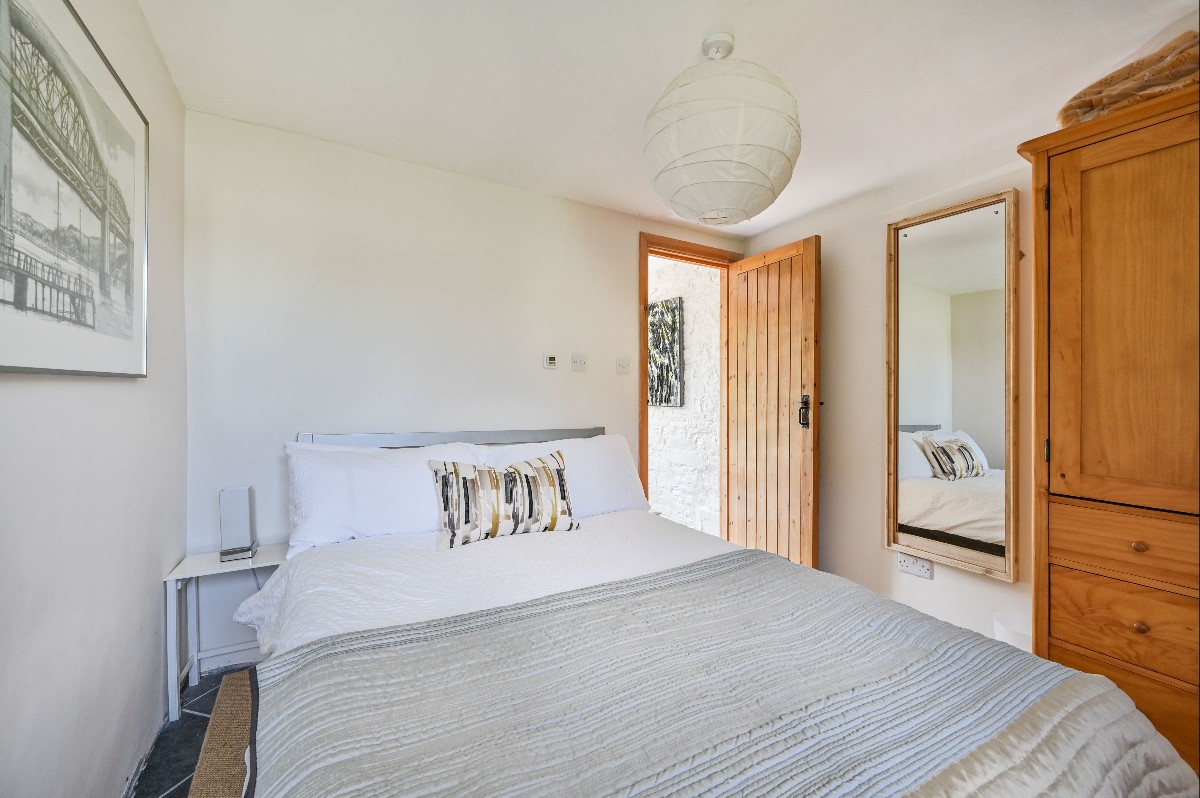 El segundo dormitorio (que está en la planta baja junto a la habitación húmeda) tiene un espejo de cuerpo entero, armario y cajones, luz táctil junto a tu cama. 