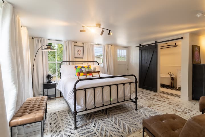 ¡Dormitorio 4 
adornado con nuestro divertido arte de carreras de caballos! Disfruta de  una salida privada a tu terraza de arriba para contemplar las estrellas o tomar un café.  Hermosas ventanas llenas de árboles con abundante luz natural y cortinas opacas.  Baño compartido con dormitorio 3.