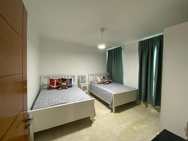 Ფართო ოთახი 2 ორადგილიანი საწოლით,კარადით, ცენტრალური ჰაერით, ტუმბოებითა და მაგიდით ჩემოდნების ან ფეხსაცმლის დასადებად და ბუნების ულამაზესი ხედით!!!