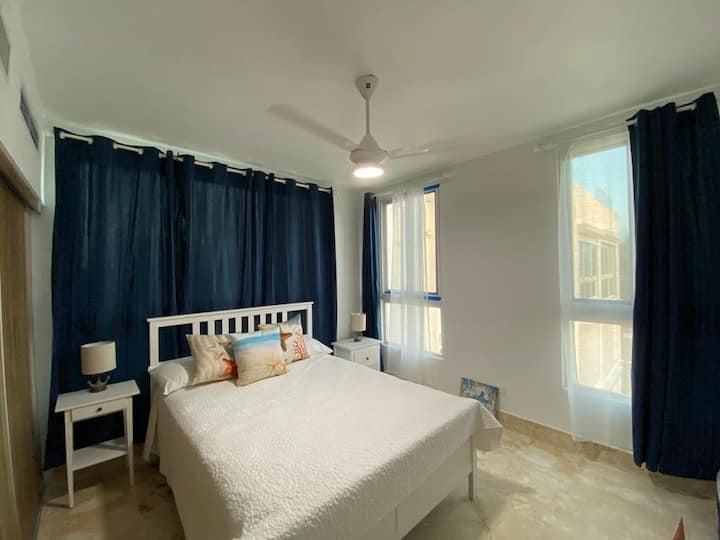 Მთავარი ოთახი ორადგილიანი საწოლით, 2 საწოლისპირა მაგიდით და ღამის ლამპებით,ფართო კარადა უჯრებით,მაგიდა ჩემოდნების ან ფეხსაცმლის დასადებად, ტანსაცმლის მოსაშორებლად და დიდი ფანჯრები ბუნების ულამაზესი ხედის დასაფასებლად, ცენტრალური კონდიციონერი