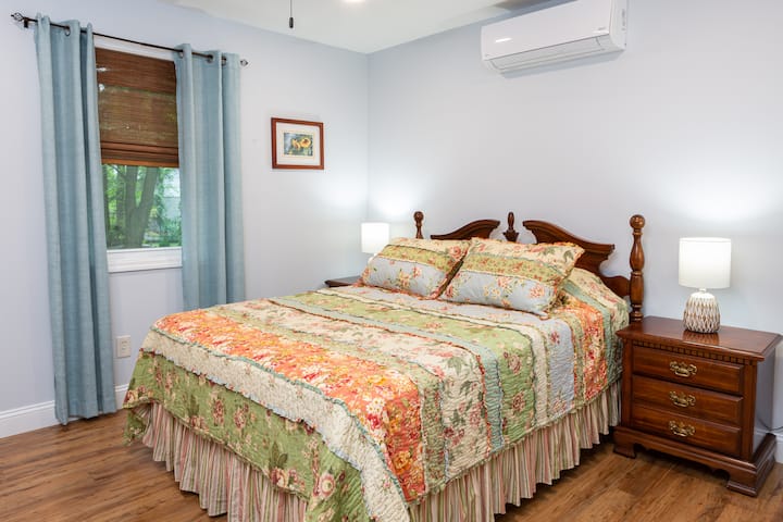 Spavaća soba na lijevoj strani s bračnim krevetom s madracem od memorijske pjene, komodom, dva noćna ormarića i svjetiljkama, prigušivačem osvjetljenja i stropnim ventilatorom.