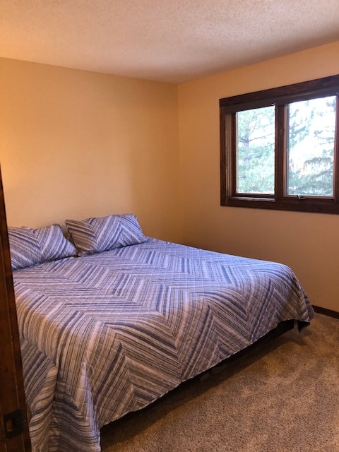 سرير بحجم كبير ، وفراش متوفر بما في ذلك بطانيات إضافية حسب الحاجة.  
تتوفر سخان مسكن في الشتاء حسب الحاجة.  