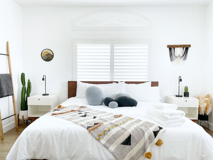 Master king bedroom na bafu en suite na 55" smart 4k TV.
