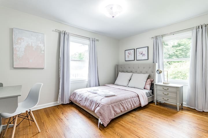 Furahia usingizi wa usiku unaofurahisha katika chumba hiki cha kulala, ambapo kitanda cha ukubwa wa malkia kinakuahidi kuamka ukiwa umeburudishwa na kuwa tayari kukumbatia siku inayokuja.