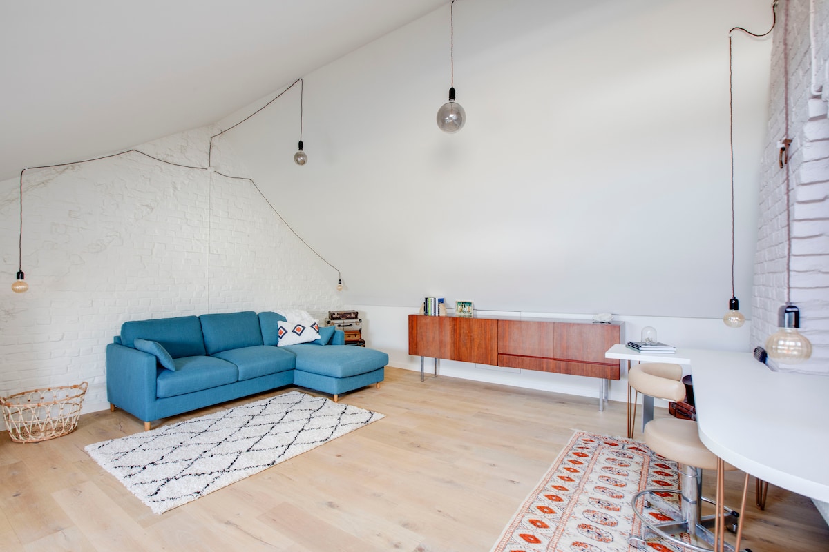 Successful Airbnb property: Modern spacious apartment directly at Gent SP station in Gent