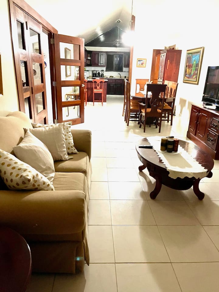 主客厅/餐厅景观。美丽的红木门，玻璃隔开即可到达室外露台