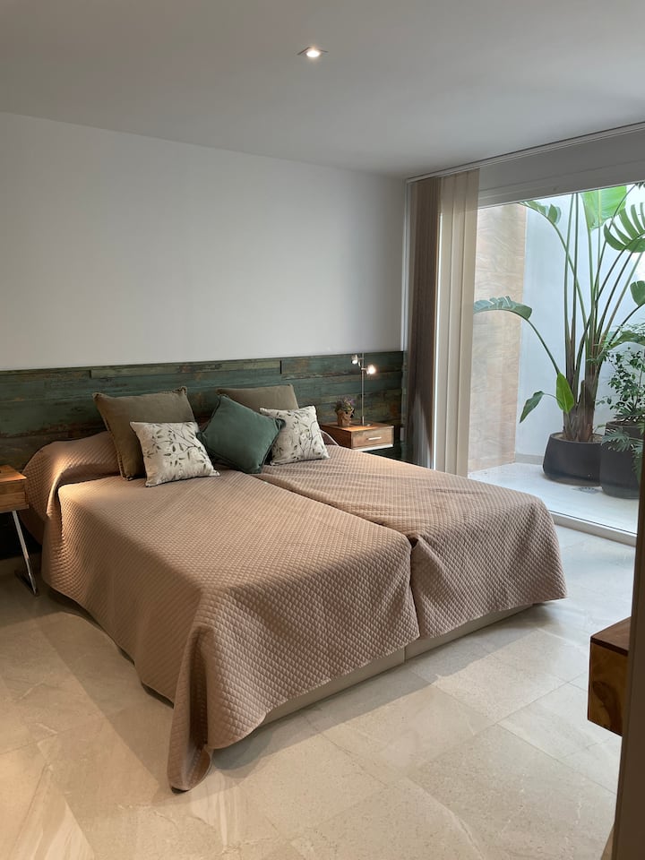 ห้องนอนใต้ดินขนาดใหญ่พร้อมลานบ้าน