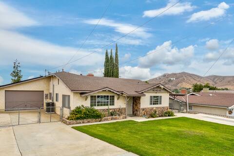 Cozy Spacious Home w/ Game Room in Riverside
