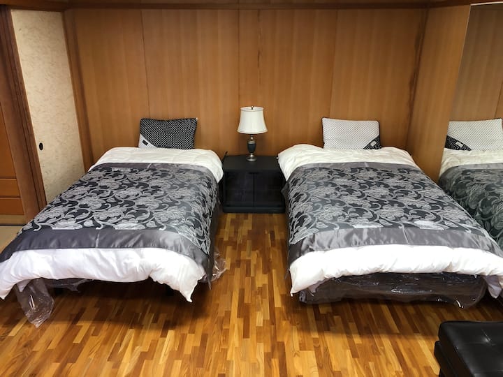 Camera da letto principale al piano superiore.