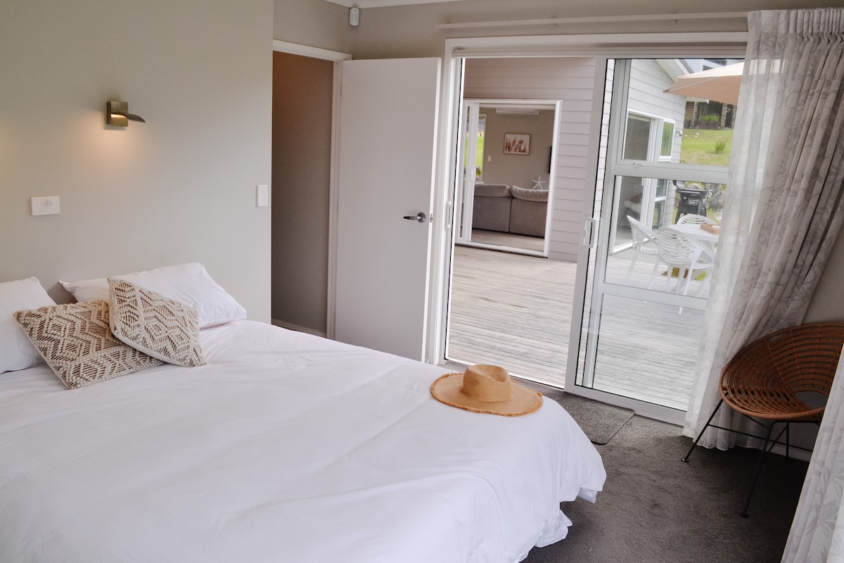 Dormitorio principal con baño privado. Cama tamaño king.