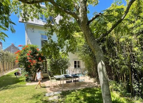 Renovated old house, garden 80 m from the beach