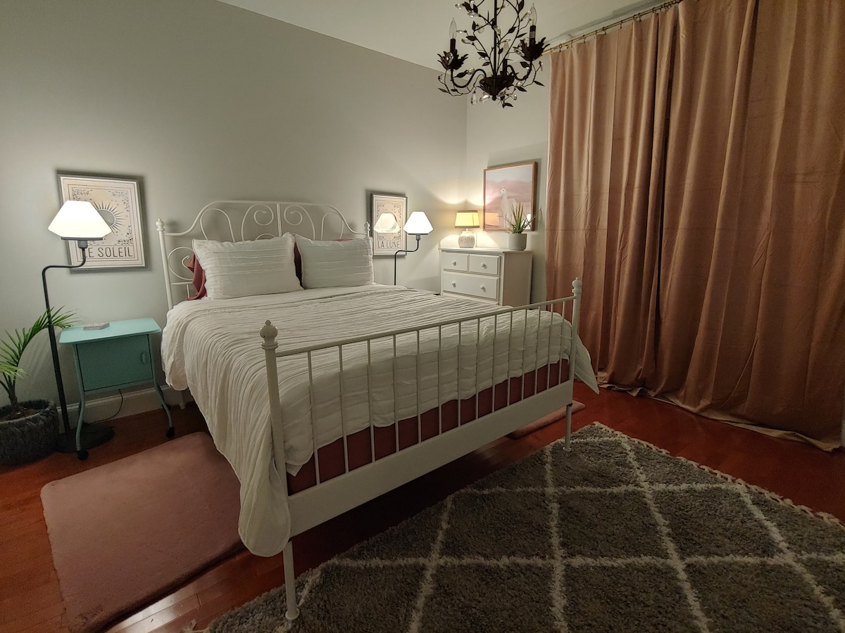 ห้องนอนอบอุ่นและเป็นกันเอง มีผ้าปูที่นอน Booklinen และที่นอนใหม่สำหรับปี 2023 