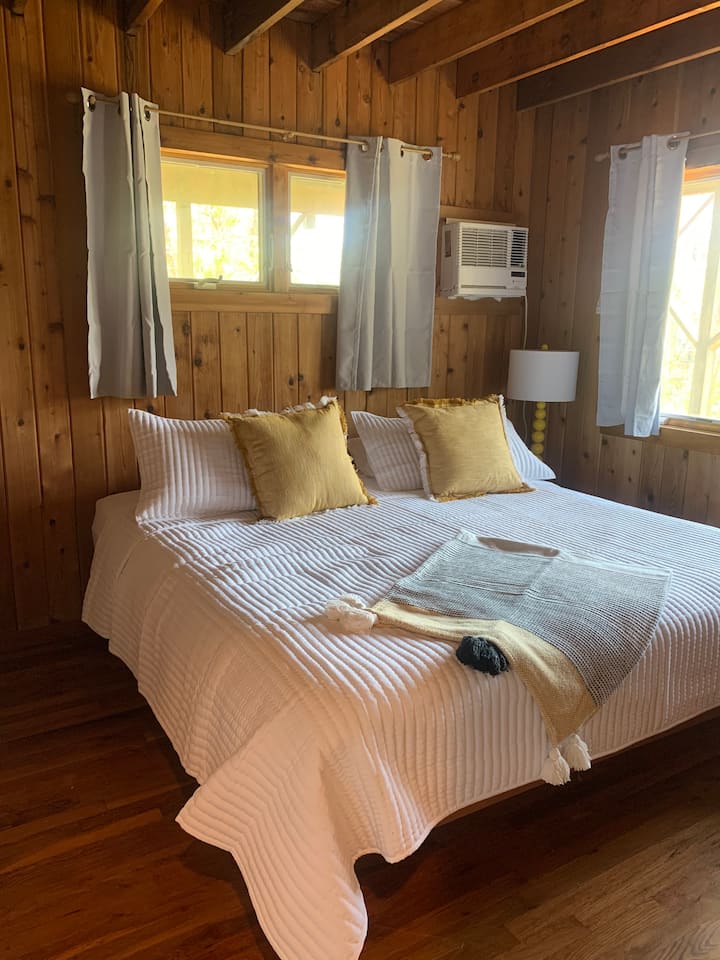 Cama tamaño king con baño privado