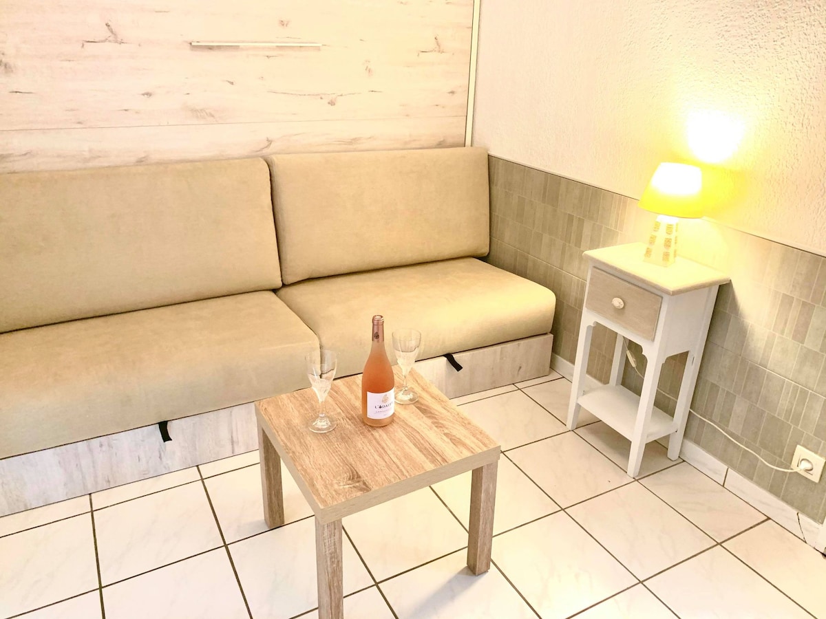 Top Airbnb: Cozy independent studio with a hot tub in Juvignac