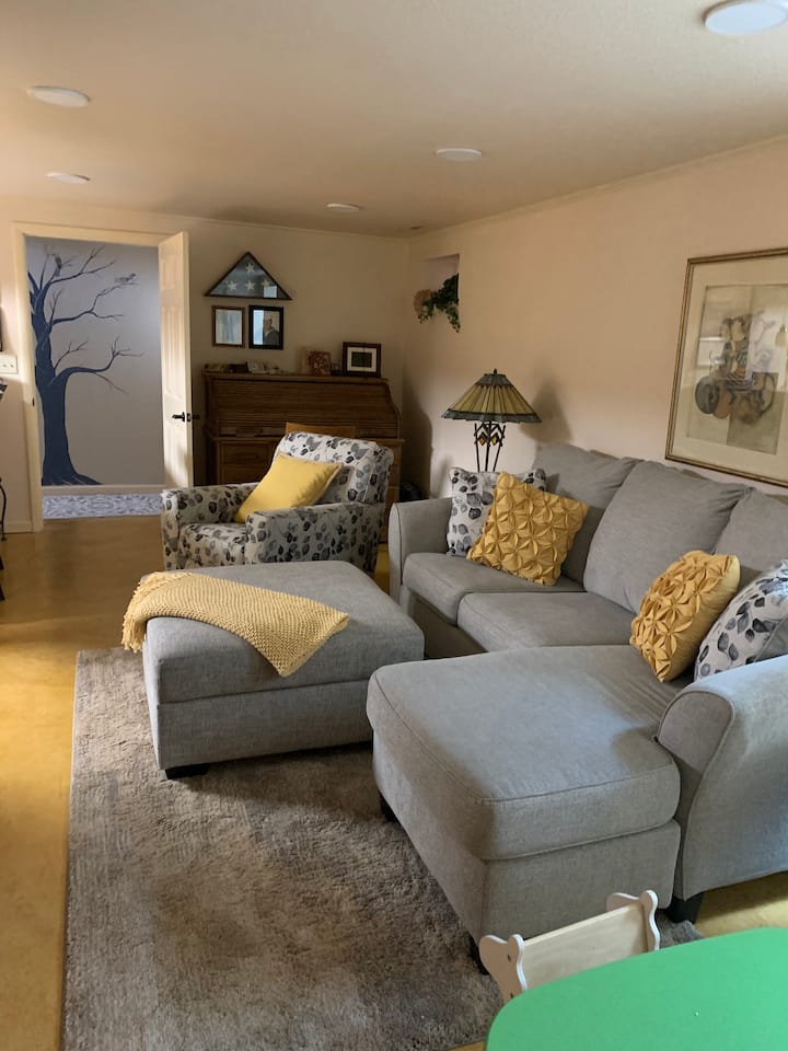 Cozy 2 Bedroom Basement Apartment - Manitou Springs, CO