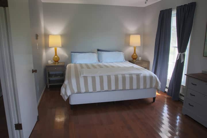 Брачен кревет (широк 180 – 220 см) во голема главна спална соба со 2 комоди, 3 прозорци и голем плакар. Бањата со туш/када се наоѓа во ходникот.