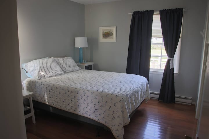 Брачен кревет (широк 150 – 179 см). Оваа соба има бања со тоалет и кабина за туширање којашто се отвора од двете страни на вратата; влезот е покрај спалната соба и покрај просторот за седење до каминот. Голем плакар. Аголна соба со 2 прозорци и поглед на вода.