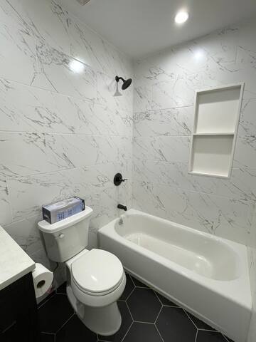 Luxury 6Bed 4Bath Duplex in Historic Brownstone gallery image 3