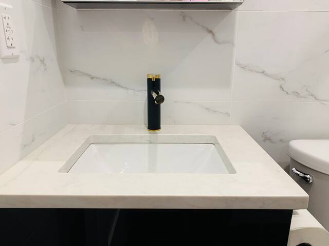 Luxury 6Bed 4Bath Duplex in Historic Brownstone gallery image 5