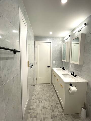 Luxury 6Bed 4Bath Duplex in Historic Brownstone gallery image 4