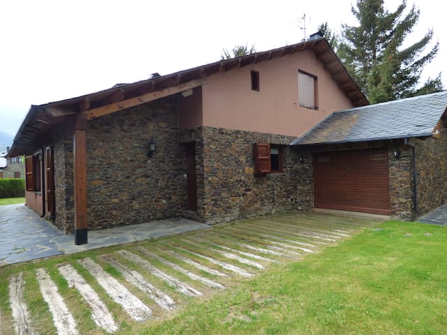 Acogedora casa en Age. gallery image 3