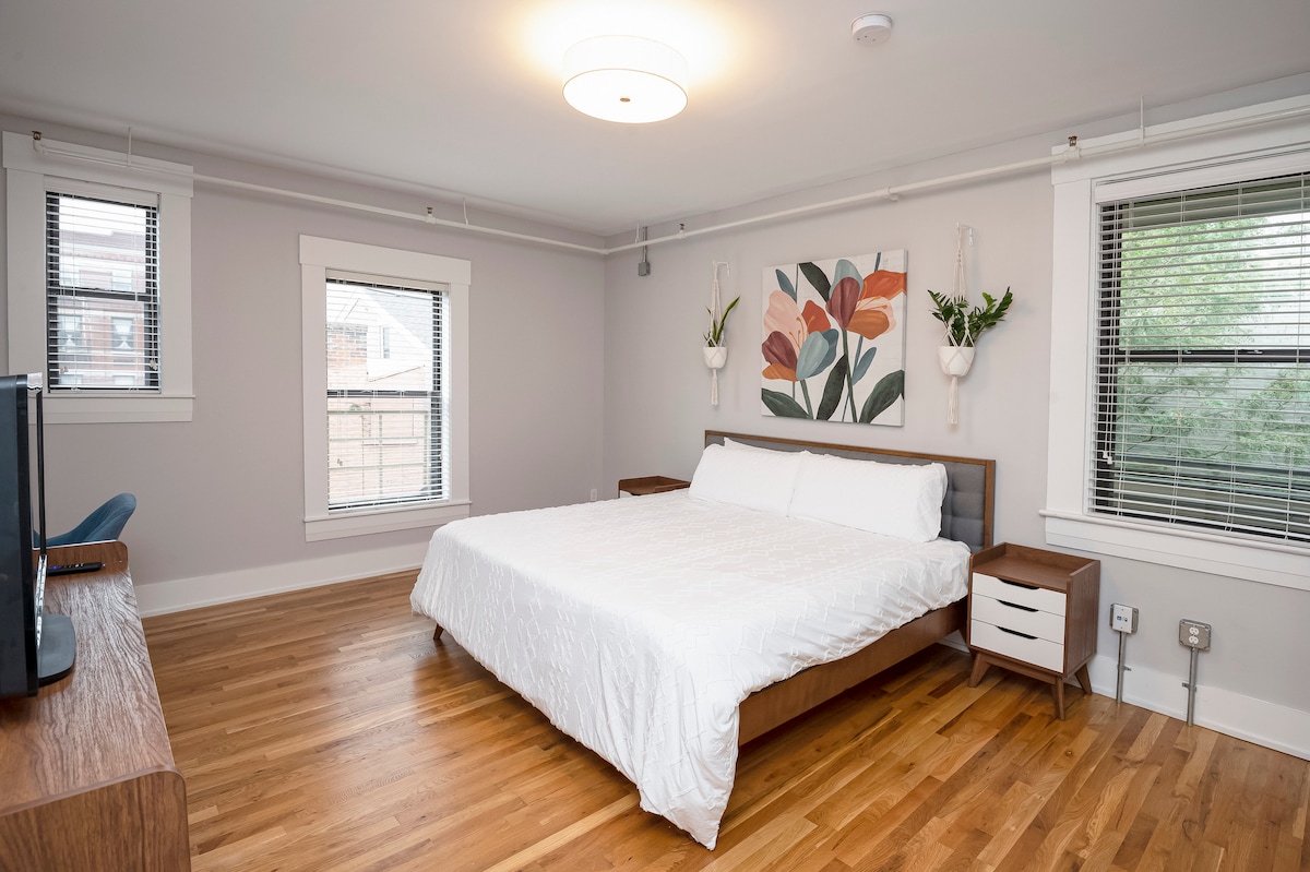 El cómodo colchón tamaño king de espuma viscoelástica hace que descansar sea fácil. 