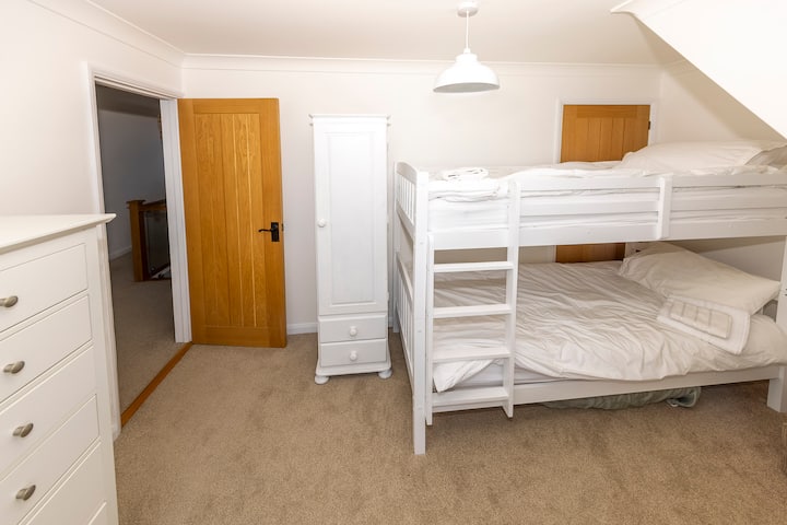 Двуетажни легла с удобни матраци с размер за възрастни