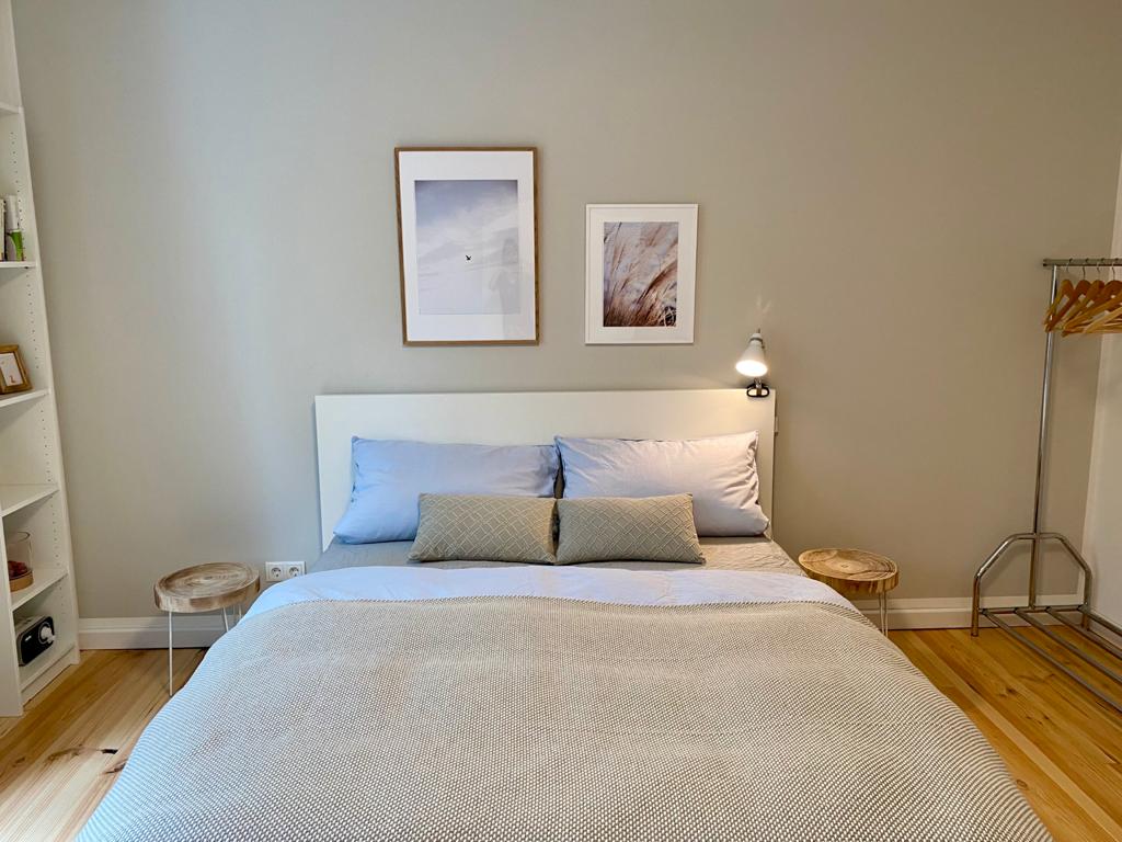 Ორადგილიანი საწოლი (1,60 მ) კომფორტული მჭიდრო ერთადგილიანი ლეიბებით, თეთრეულის კომპლექტით, გადასაფარებლით.