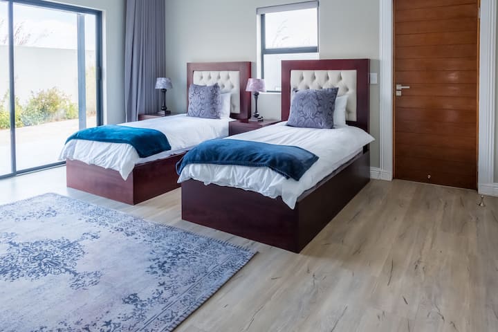 Საძინებელი სამზარეულოს უკან, მთავარი საძინებლის მიმდებარედ. Იდეალურია ბავშვებისთვის. 2 ერთადგილიანი საწოლი. Ეს საწოლები მძიმეა და რთულია(შეუძლებელია) ერთად მოთავსება დიდი ზომის საწოლად. 