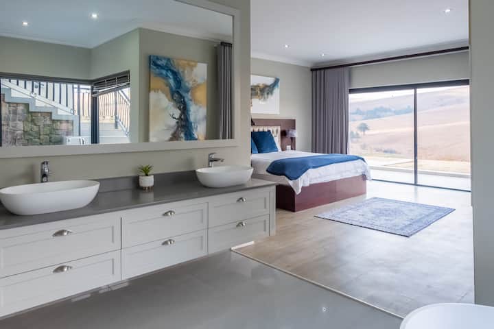 Გახსენით გეგმაზომიერი სააბაზანო, რომლის საძინებელიც დაბლაა.