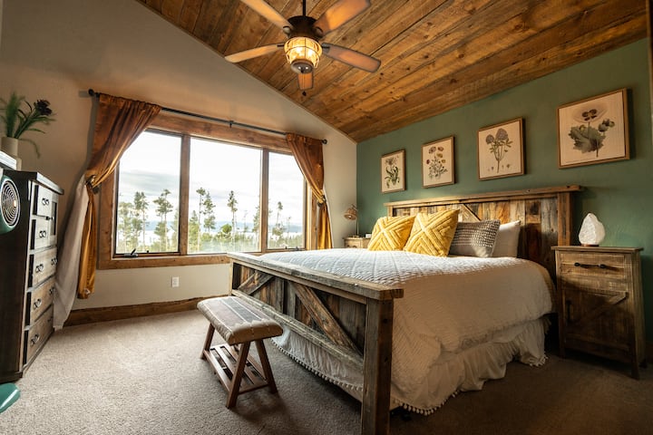 The Sagebrush度假木屋最大的卧室（三间度假木屋之一）。一张非常舒适的床垫，从床上可以看到壮丽的景色，附带的卫生间，一个大衣橱，空间充裕。