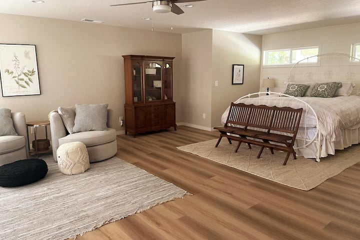 Master suite me ambient ndenjjeje dhe banjë private me dush.  Kur të rrjedhë, lumi do t 'ju lehtësojë të flini çdo natë.