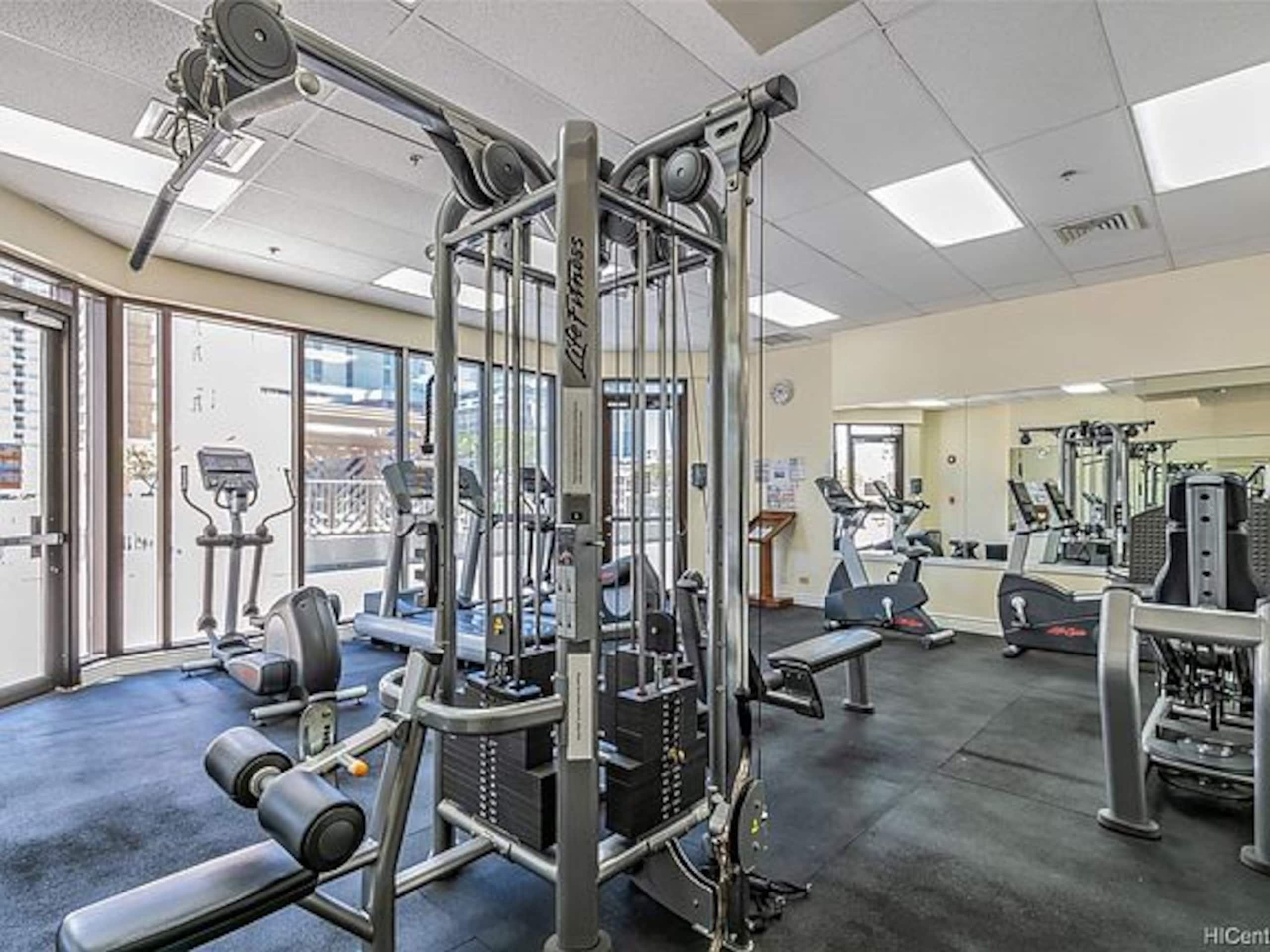 Condo in Honolulu · ★4.84 · 1 bedroom · 2 beds · 1 private bath - Image 32