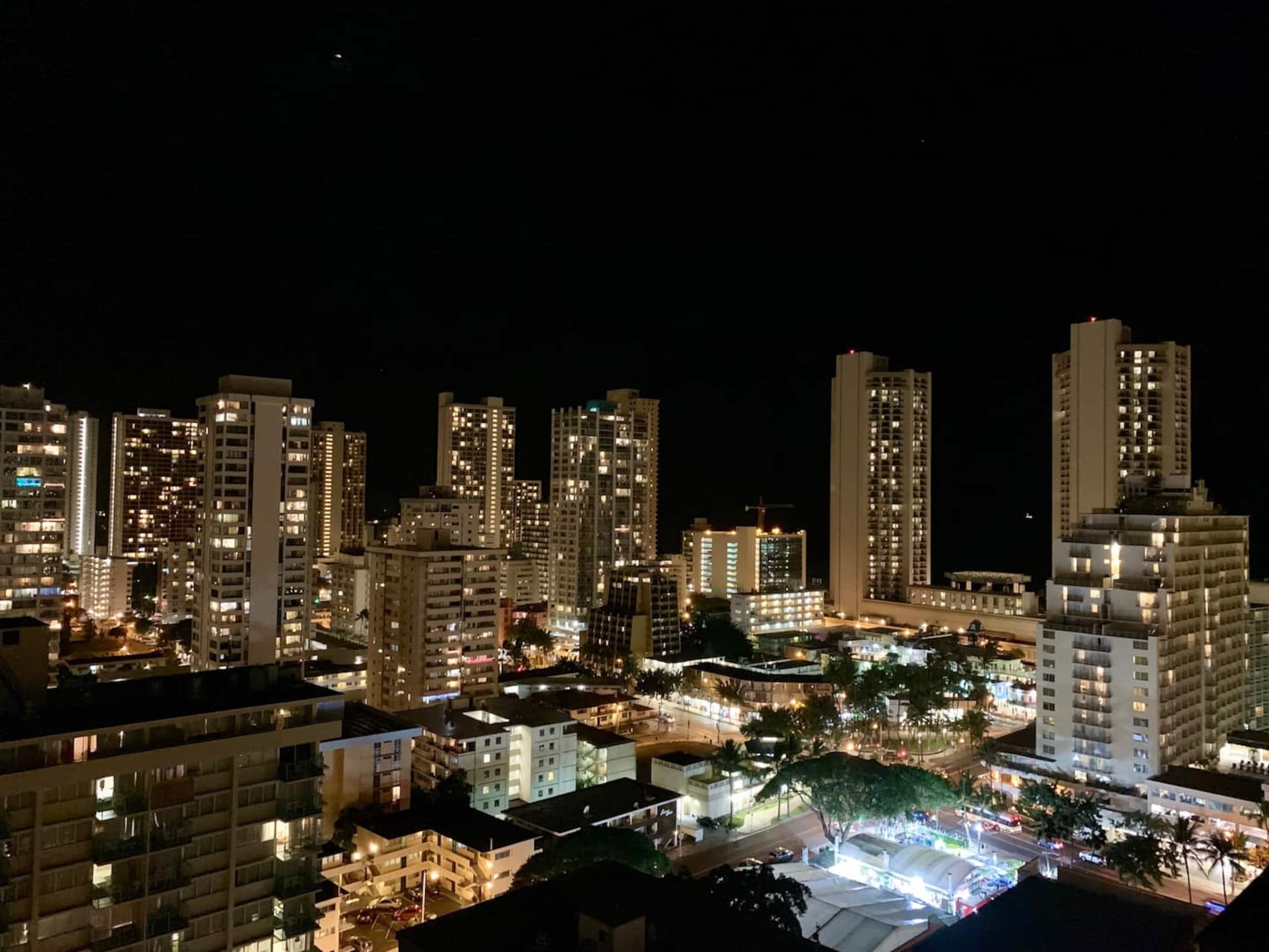 Condo in Honolulu · ★4.84 · 1 bedroom · 2 beds · 1 private bath - Image 4