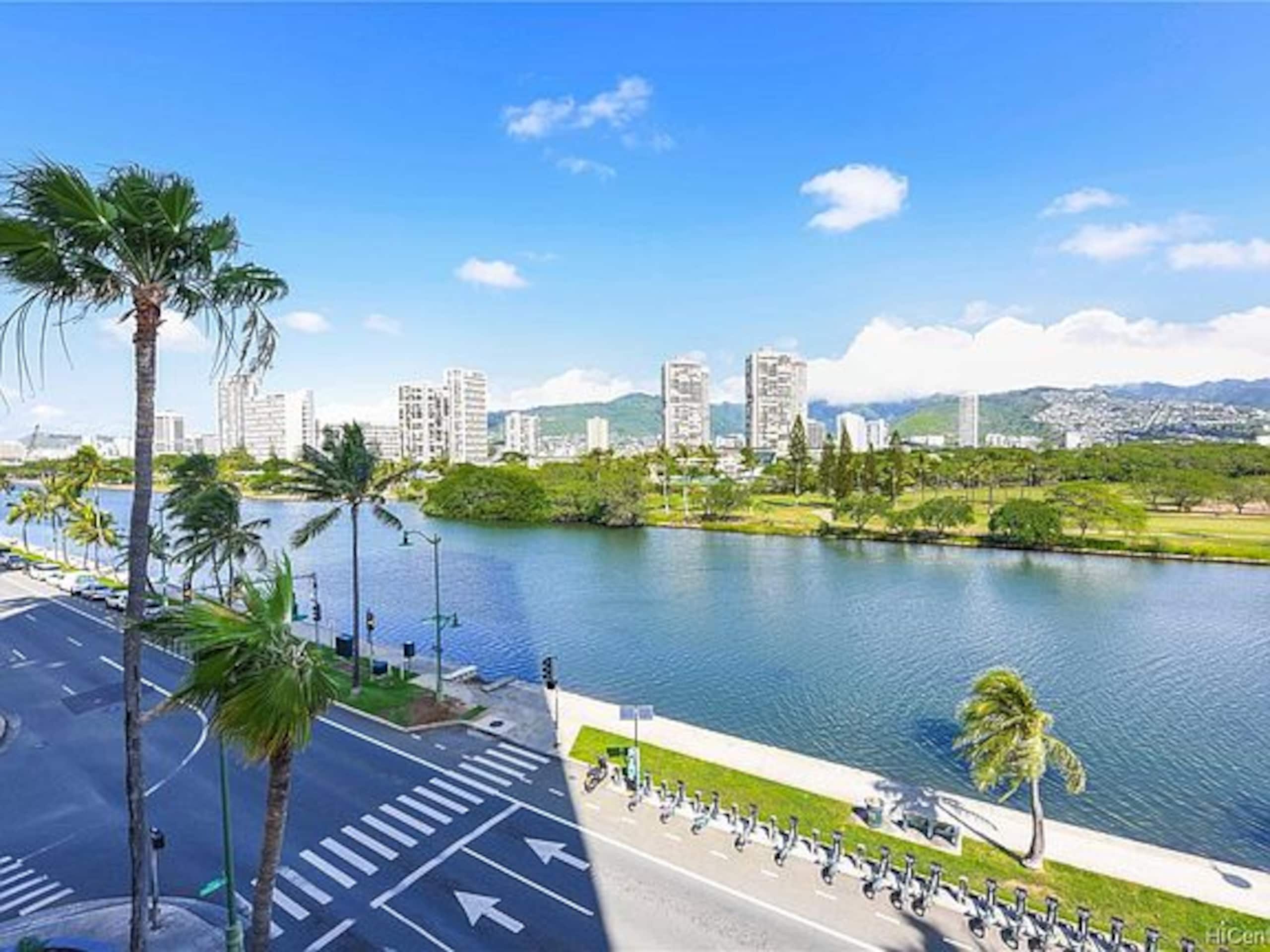 Condo in Honolulu · ★4.84 · 1 bedroom · 2 beds · 1 private bath - Image 27