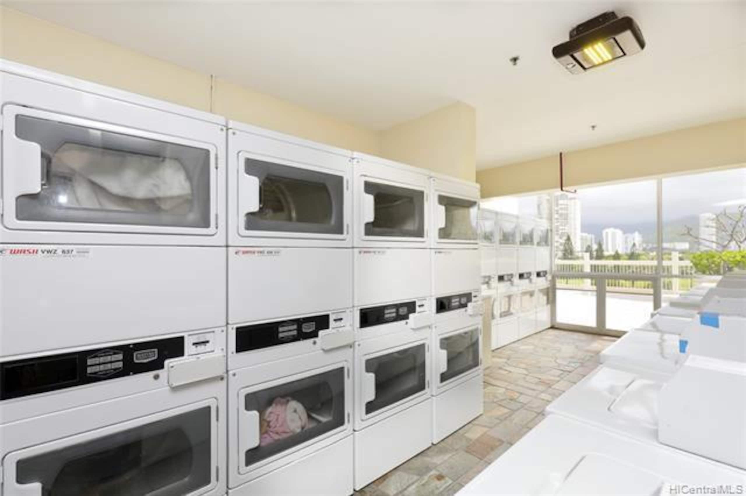 Condo in Honolulu · ★4.84 · 1 bedroom · 2 beds · 1 private bath - Image 31