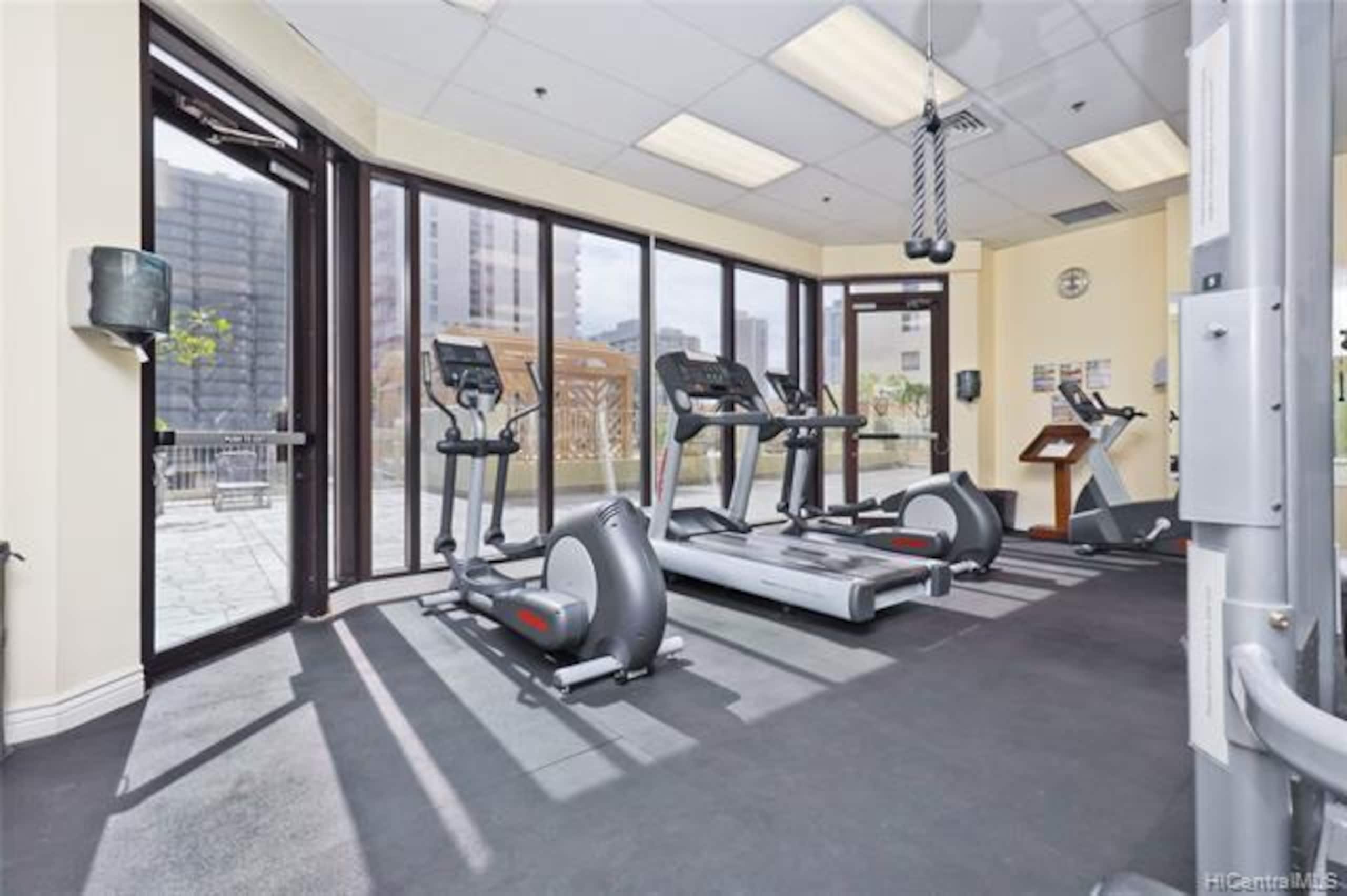 Condo in Honolulu · ★4.84 · 1 bedroom · 2 beds · 1 private bath - Image 33
