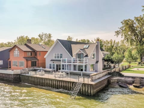 Lake Ontario Sleeps 16 *Breathtaking sunset views*