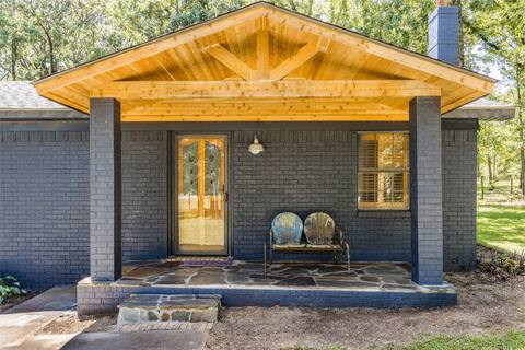Woods & Water Cabin near lake w/ pond & fire pit