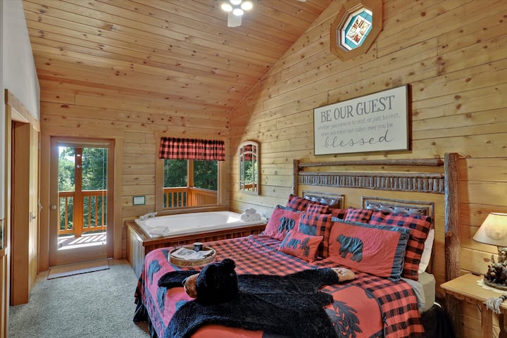 غرفة نوم مجهزة تجهيزًا جيدًا مع حمام داخلي. تردد صدى شعور زن في المقصورة ، لوحة زجاجية كبيرة ملونة (تعرف باسم "دوف في رحلة طيران ") معلقة فوق مدخل غرفة النوم. في الداخل ، سرير كبير يبشّر بنوم مريح ، بينما يضمن حوض استحمام بمضخات