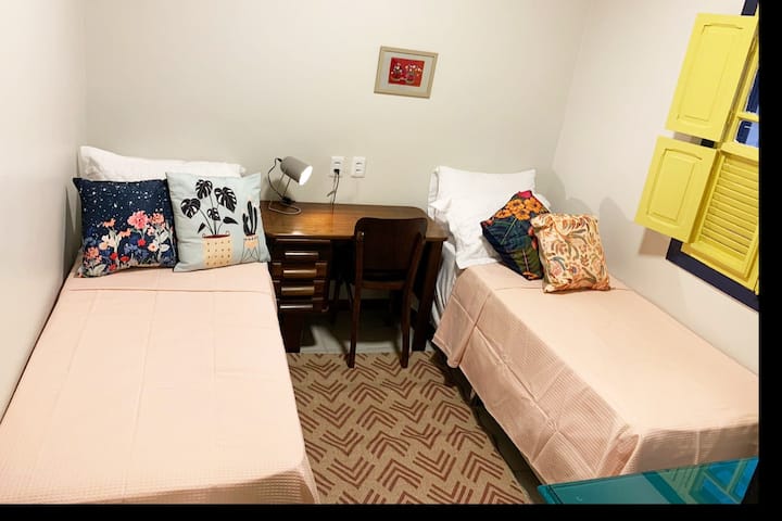 Duas camas de solteiro no segundo quarto que podem ser unidas para um casal. Camas box com colchões com molas ensacadas, muito confortáveis.