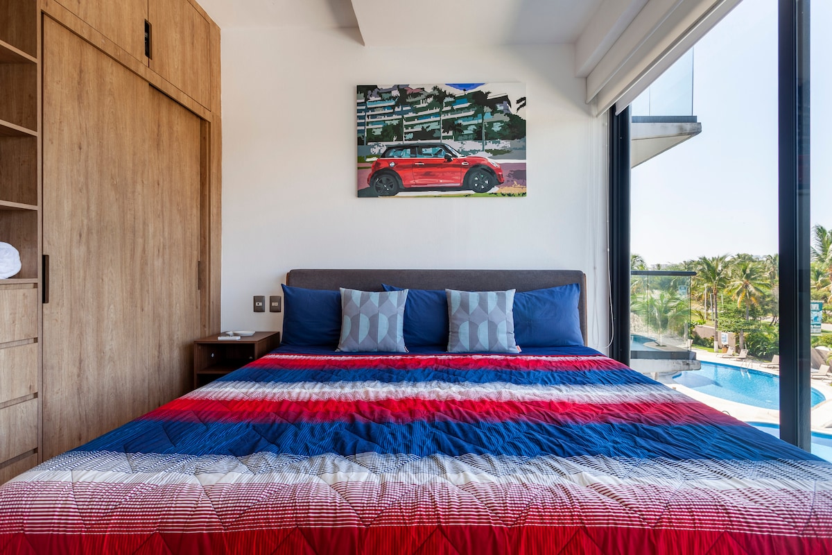 Glavna spavaća soba s bračnim krevetom (širine 180 - 200 cm) i kupaon