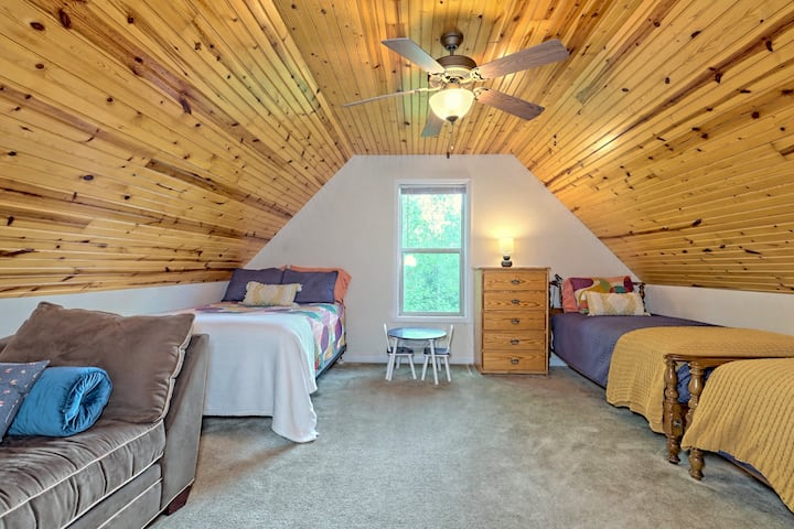 Ბავშვებსა და ზრდასრულებს მოსწონთ მყუდრო ლოფტი.Სმარტ-ტელევიზორთან ერთად არის ორი ტყუპი, სრული საწოლი და შაის-ლაუნჯი.