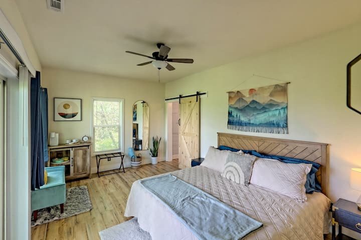 Მთავარი საძინებელი მდებარეობს დაბლა, დიდი საწოლითა და ყავის ბარით.