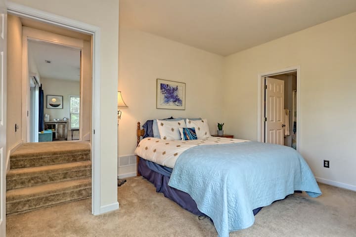 Მეორე საძინებელი დაბლა, ორადგილიანი საწოლით, მიმაგრებული აბაზანა-ტუალეტით და დიდი შესასვლელი კარადით.