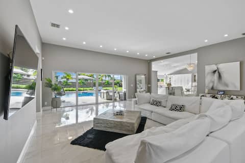 New Lux 4/3 Entire House | Heated Pool | Lg Yard