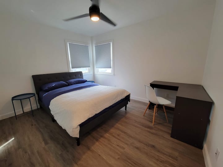 ห้องนอนขนาดใหญ่พร้อมเตียงควีนไซส์