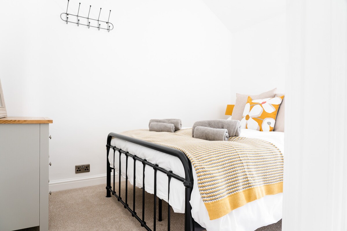 Ľahká vzdušná útulná dvojlôžková izba s pevnou posteľou.  Mäkké vybavenie a vankúše na pridanie malej farby. 