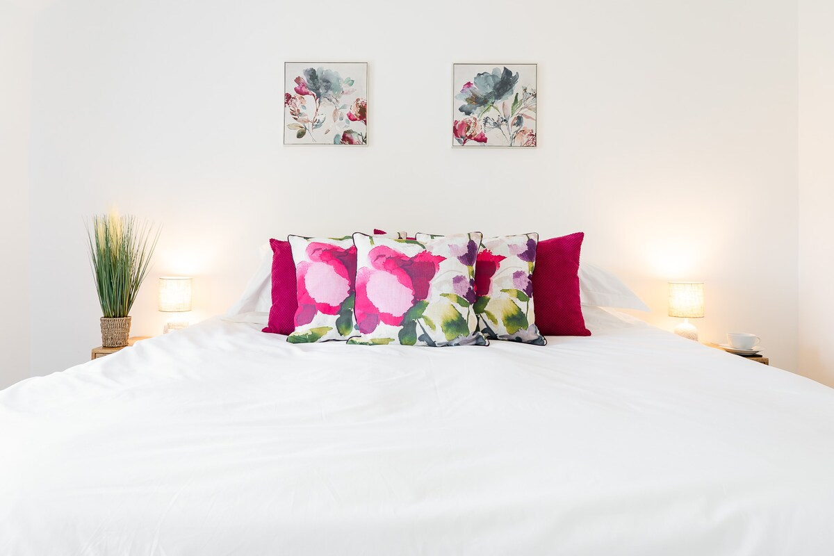 Krásna svetlá a vzdušná spálňa 1 - Super veľká manželská (alebo dvojlôžková) posteľ, šatníková skriňa s nábytkom 