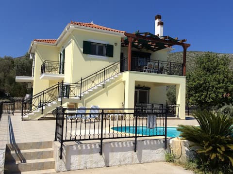 3 Bedroom Villa, private pool, near sandy beach.